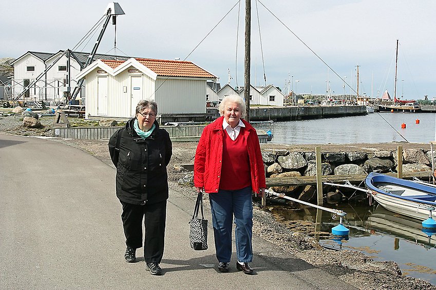 Ingeborg och Maj på promenad.
