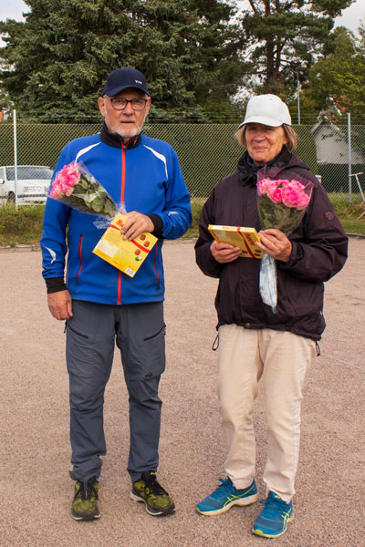 Klubbmästarna  Berit Hagelin och Tore Hedlund belönades med blommor och choklad. Foto: Kenneth Andersson.