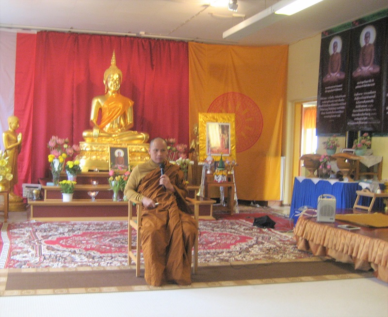 En av munkarna informerar om verksamheten.