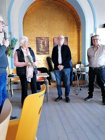 Ordförande Lars Olsson avtackar avgående styrelsemedlemmar Kate Björk, Jens Hansen,Roland Persson