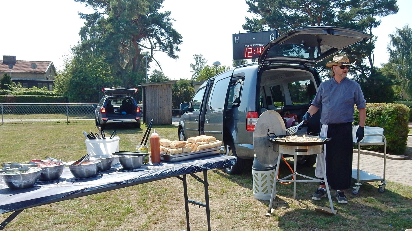 Kocken är beredd att servera sin kycklingkebab.