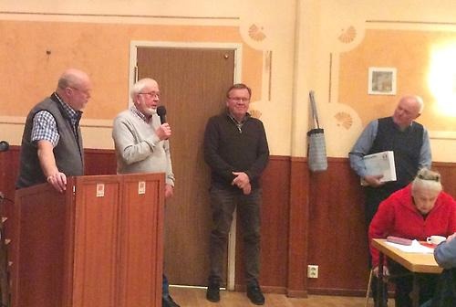 Ordförande Bo Einarsson, Rolf Mattson informerar om Luciafesten. Roland Karlsson och Klas Mellgren tittar på.