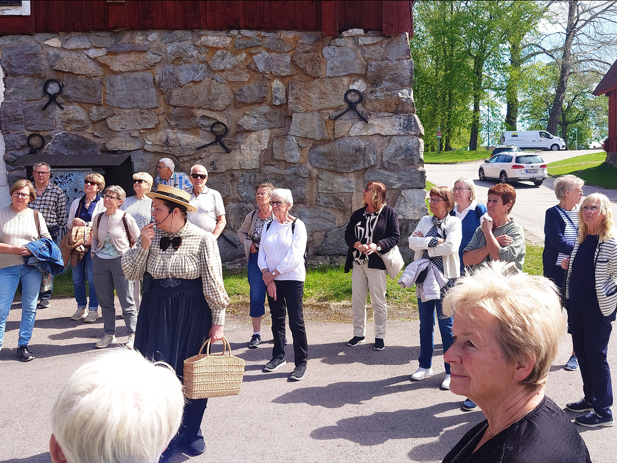 Guide med historiska kläder föreläser