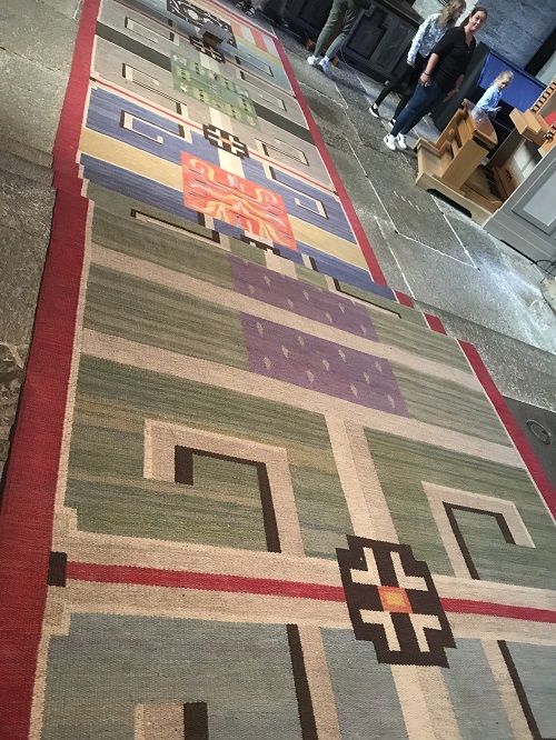 Den enormt vackra mattan i slottskyrkan