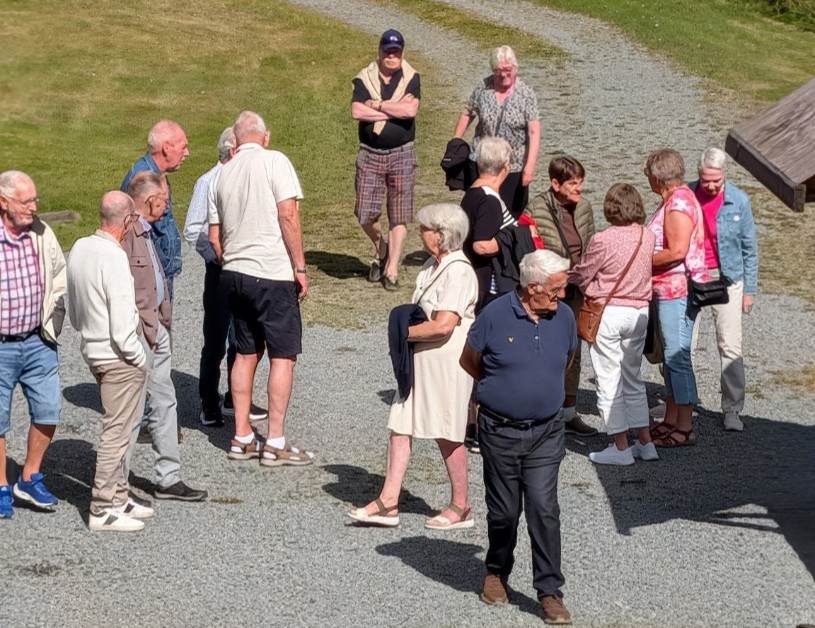Personer på väg in i lokalen.