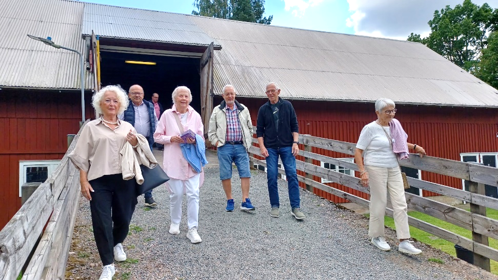 Personer går nerför logen på väg hem.