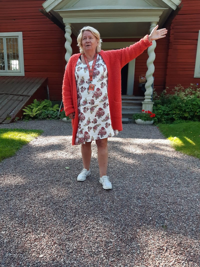 Anna-Lena Söderlund guidar.