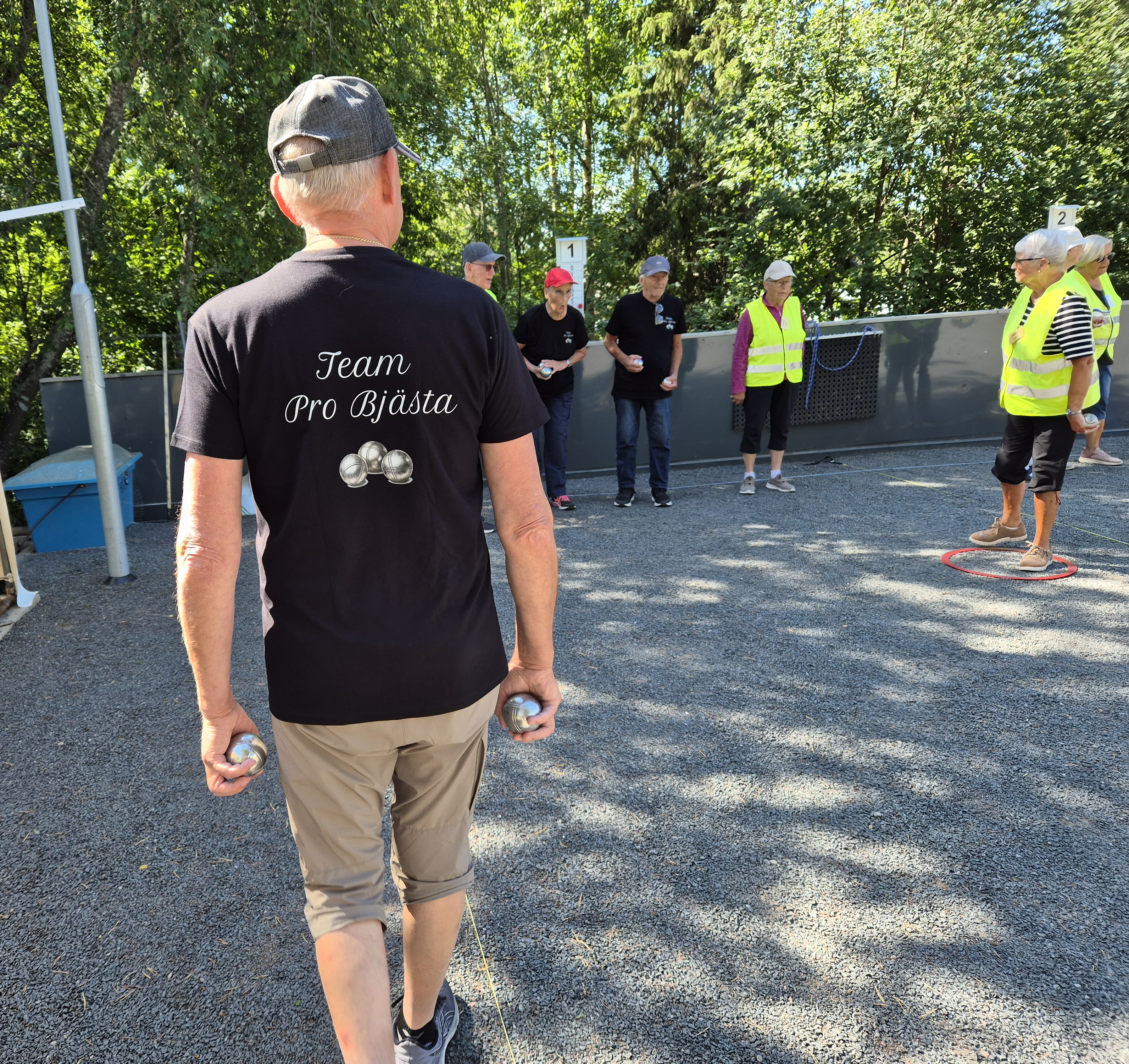 Erik visar upp vår snygga bouletröja