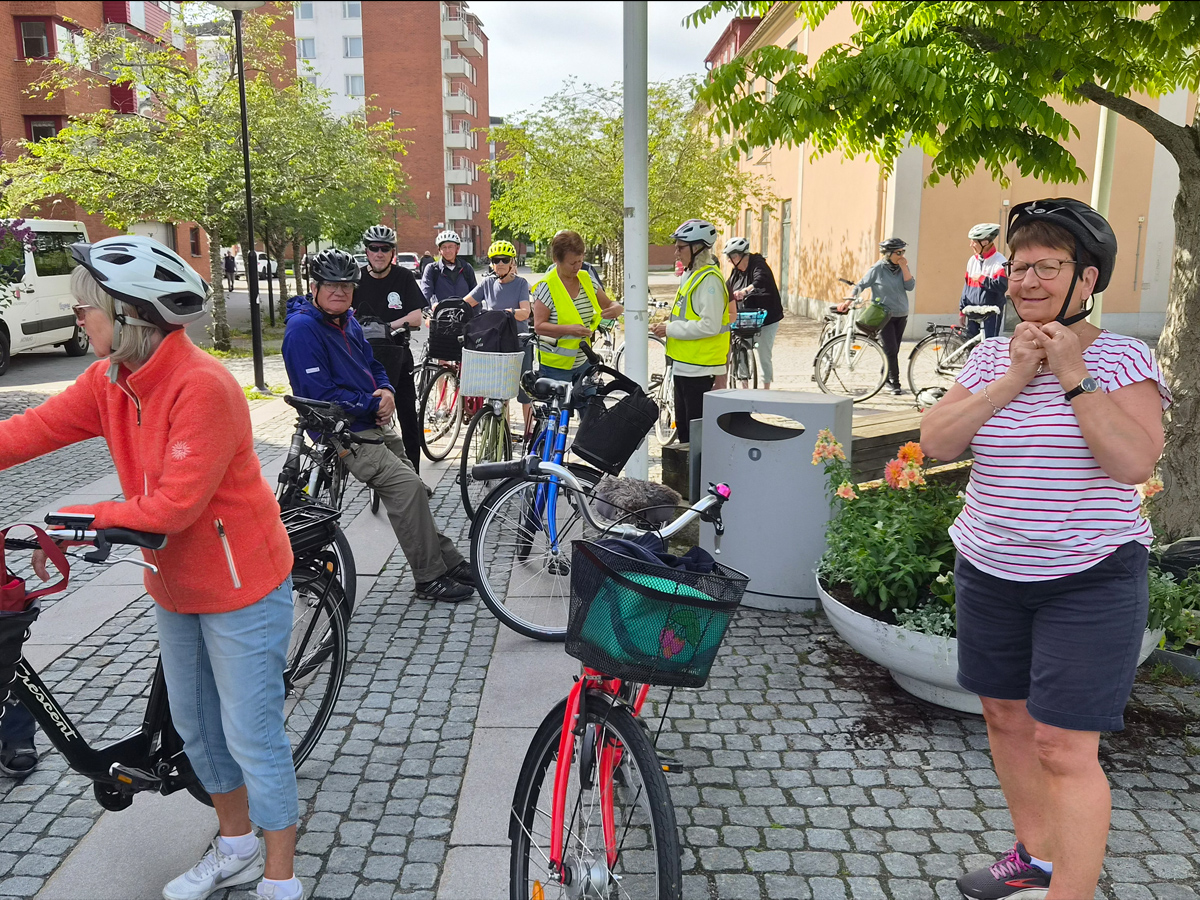 Cyklister som gör sig redo vid Kumla bibliotek