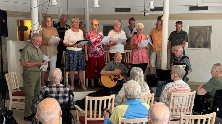 PRO Valbos sång- och musikgrupp med dryga dussinet medlemmar underhöll de boende på Furugårdens äldreboende tisdagen den 4 juni. Foto: Ulf Lindman