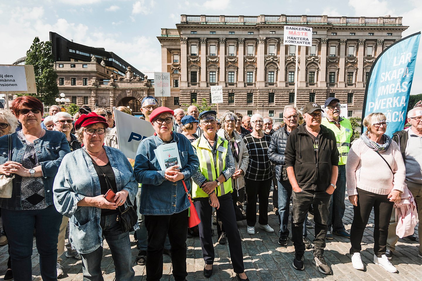 PRO-demonstration utanför riksdagen juni 2019.