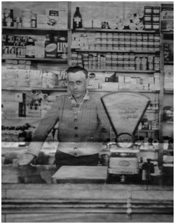 Allan Svensson i sin butik som han stängde 1968.