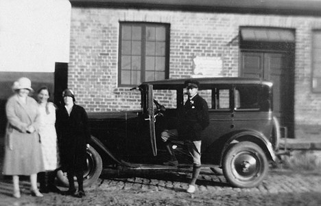 Droska och personer utanför mejeriet i Truseryd i maj 1929.