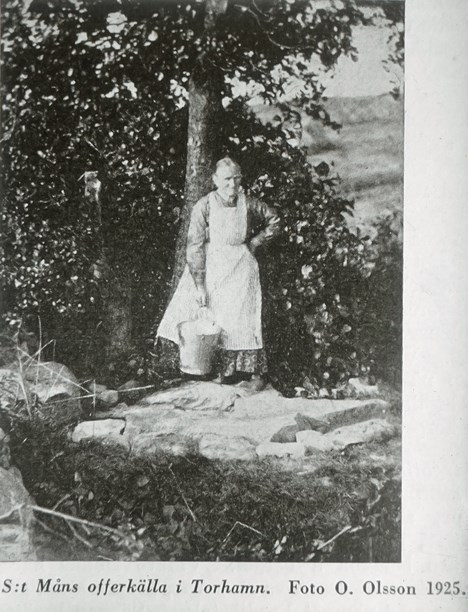 Anna Cecilia Nilsson framför nuvarande Sankt Måns källa 1925.