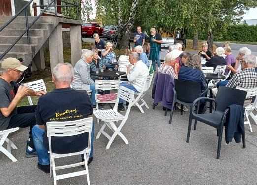 Personer äter korv vid Stockbygården