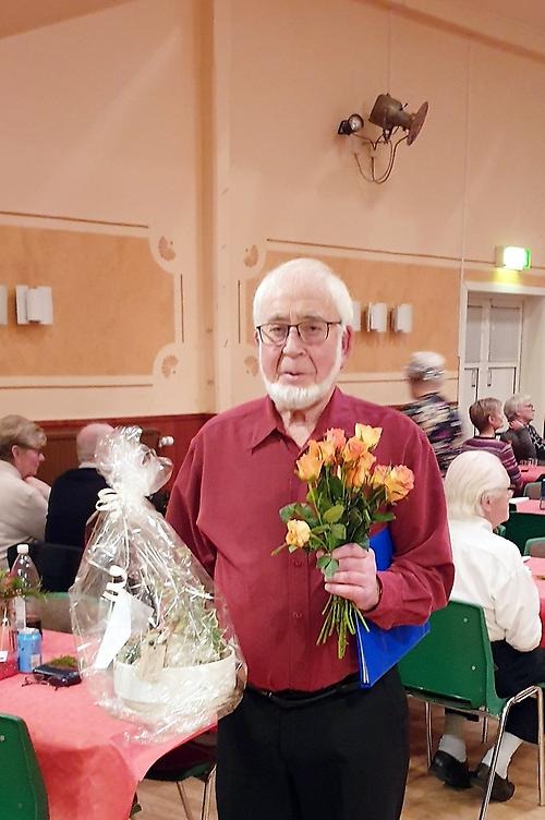 Kvällens arrangör Rolf tackades med blommor från kören och PRO för sitt engagemang under året.