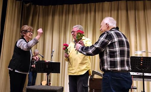 Alla 3 glada musikanterna avtackades med blommor av Inga-Lill.