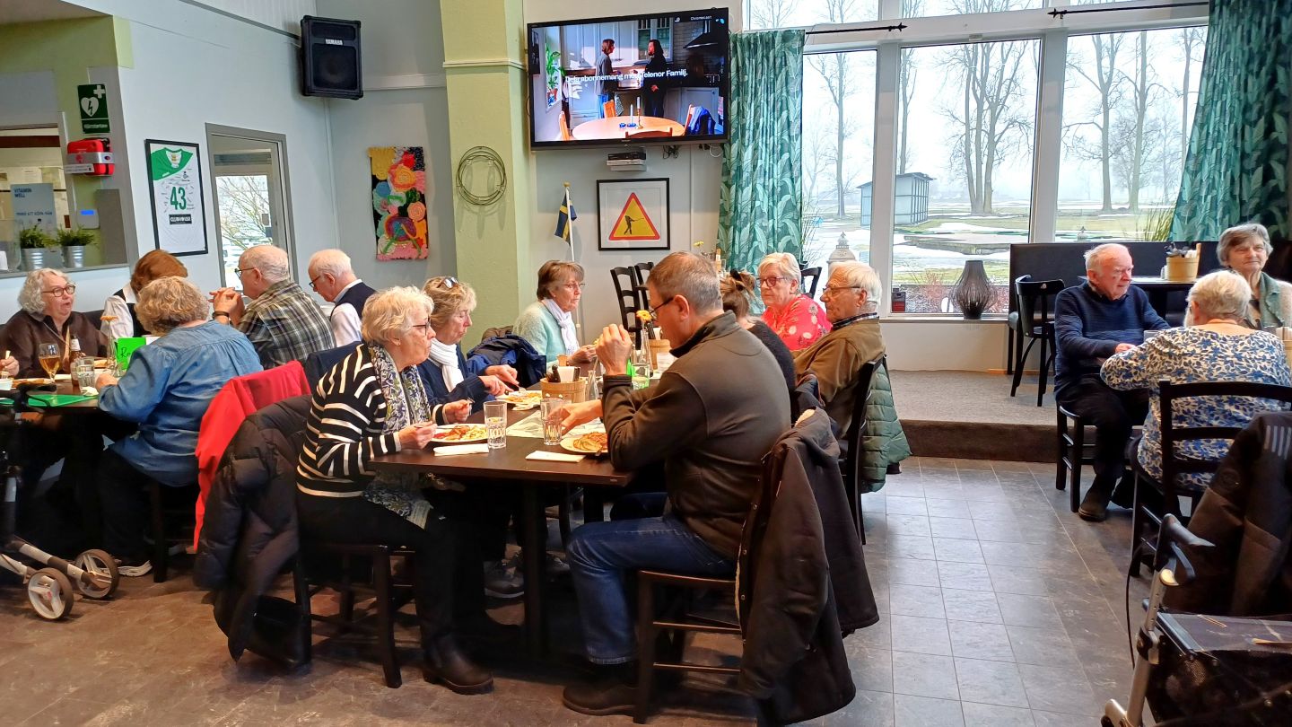 Medlemmar äter lunch på restaurang