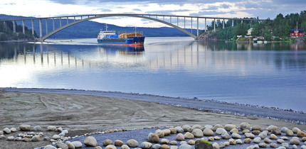 Sandöbron i bakgrunden