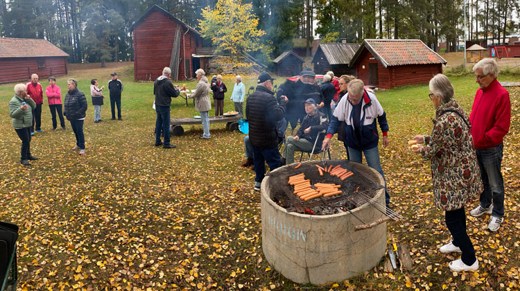 Rune Norén stod vid grillen och försåg hungriga deltagare med grillad korv när PRO Valbo hade höstfinal på sina tipspromenader. Foto: Ulf Lindman