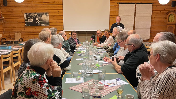 Olle Olofsson längst bort kunde välkomna 16 nya medlemmar till PRO Valbo när den traditionella träffen för nya medlemmar ordnades i Walabogården. Foto: Agneta Laritz