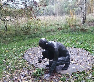 Staty som finns längs med Lilla Å-promenaden