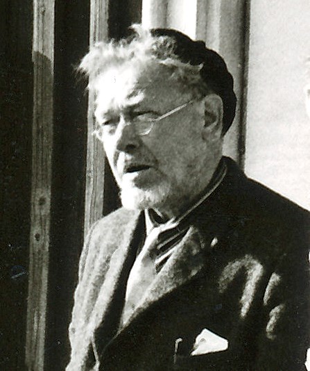 Gunnar Torhamn vid sin stuga i Sandhamn.