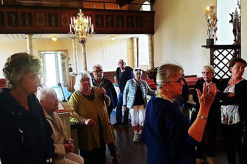 Inne i Naverstads kyrka fick gruppen ingående historik av guiden Ingela, supportad av Gun J.