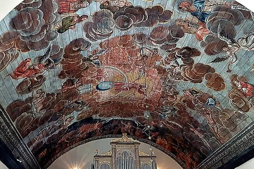 Naverstads kyrka har mycket vackra takmålningar, vilka liksom bl.a. i Bro kyrka är signerade av Christian von Schönfeldt 1661-1742