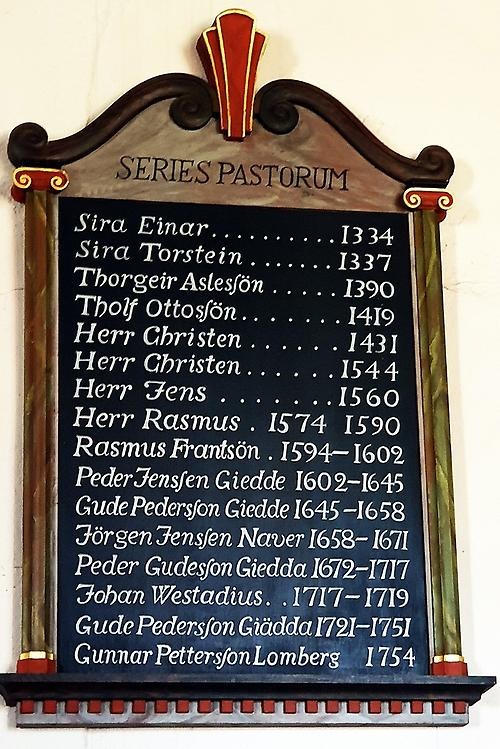 Historien visar sig på Pastoraltavlorna i Naverstads kyrka med ett flertal dansk-norskklingande namn.