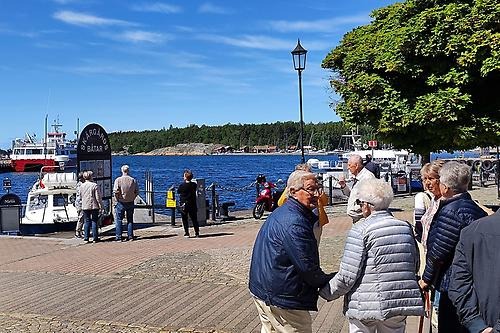 Resenärerna på lite sightseeing vid Kosterbåtarna i Strömstad innan lunchen.