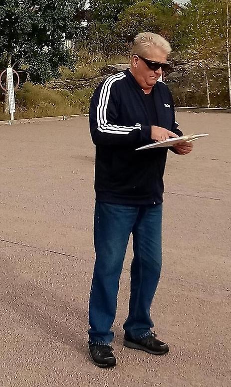 Tävlingsledare Håkan Högberg presenterar startordning.
