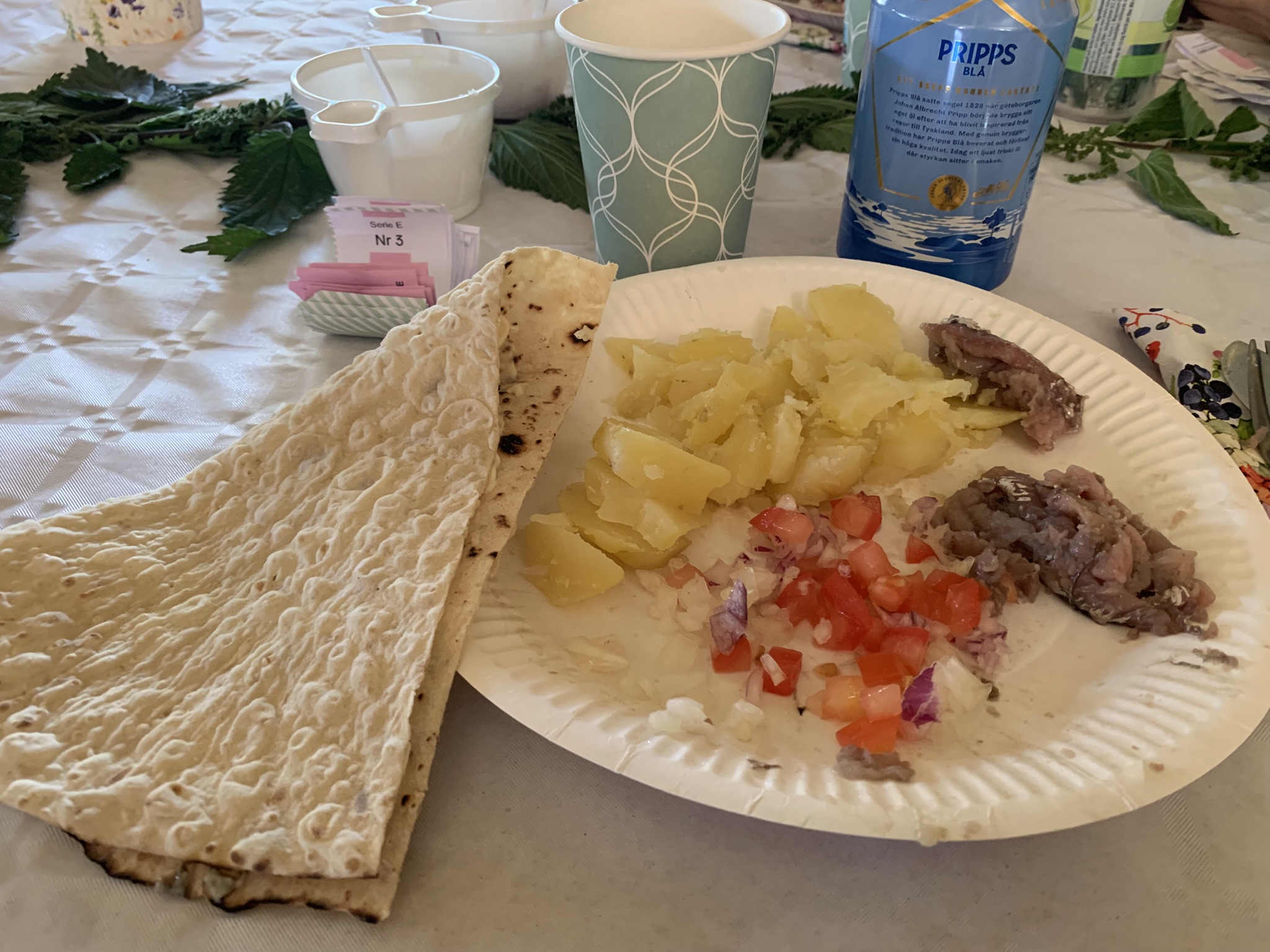 En tallrik med surströmming och tillbehör