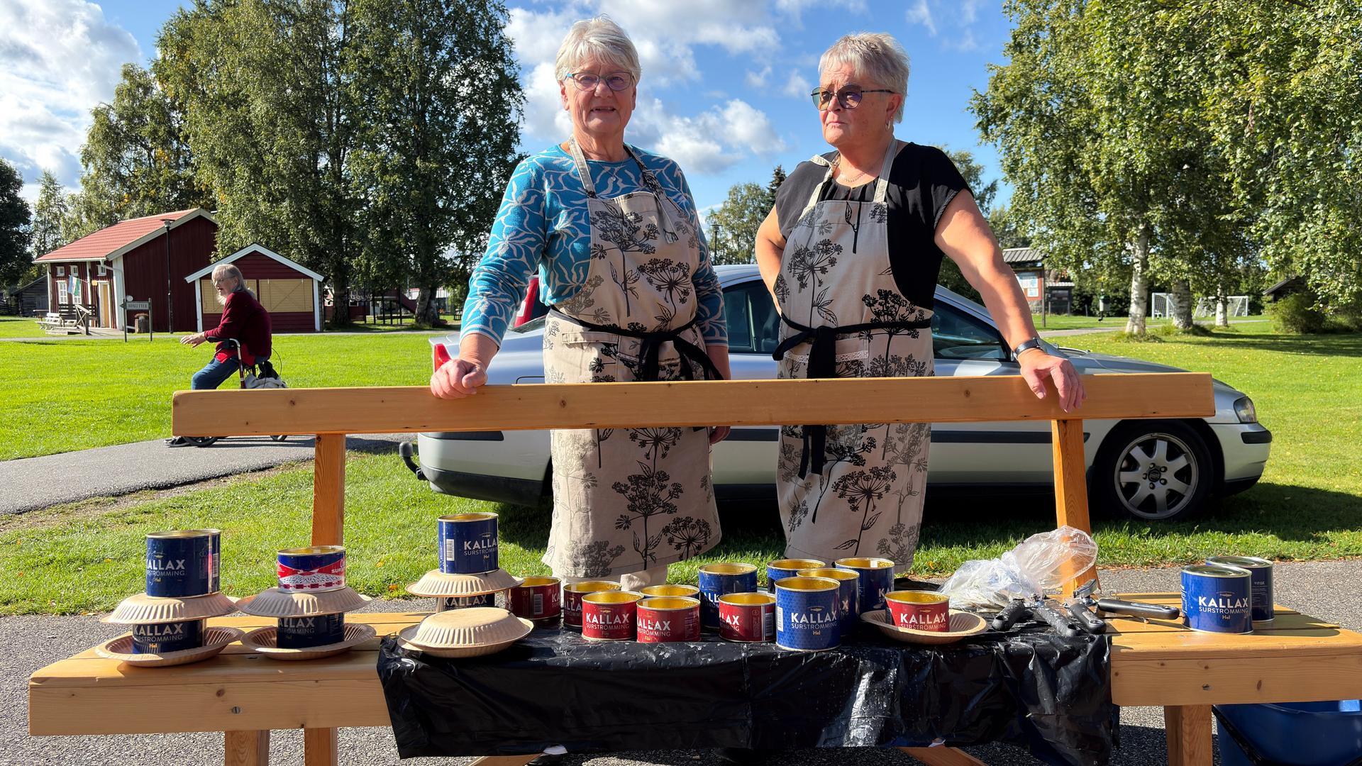 Två kvinnor som öppnat surströmmingsburkar