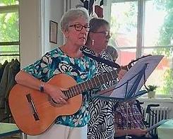 Annika spelar gitarr