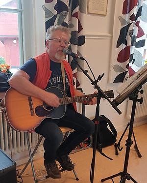 Trubadur Micke Möller spelar gitarr.