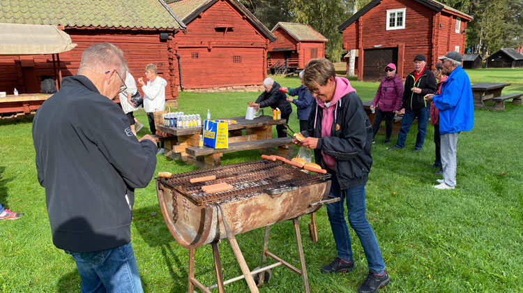 Rune och Inger Norén skötte grillen när PRO Valbo hade avslutning med korvgrillning av årets tipspromenader. Foto: Ulf Lindman