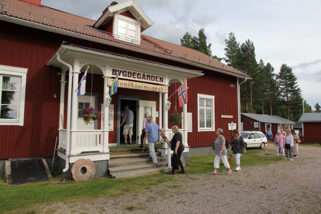 På väg in till Finnskogsmuséet. Bild: Jörgen Jonsson.
