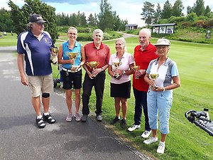 Foto på ett par av spelarna i DM Golf på Grönlund