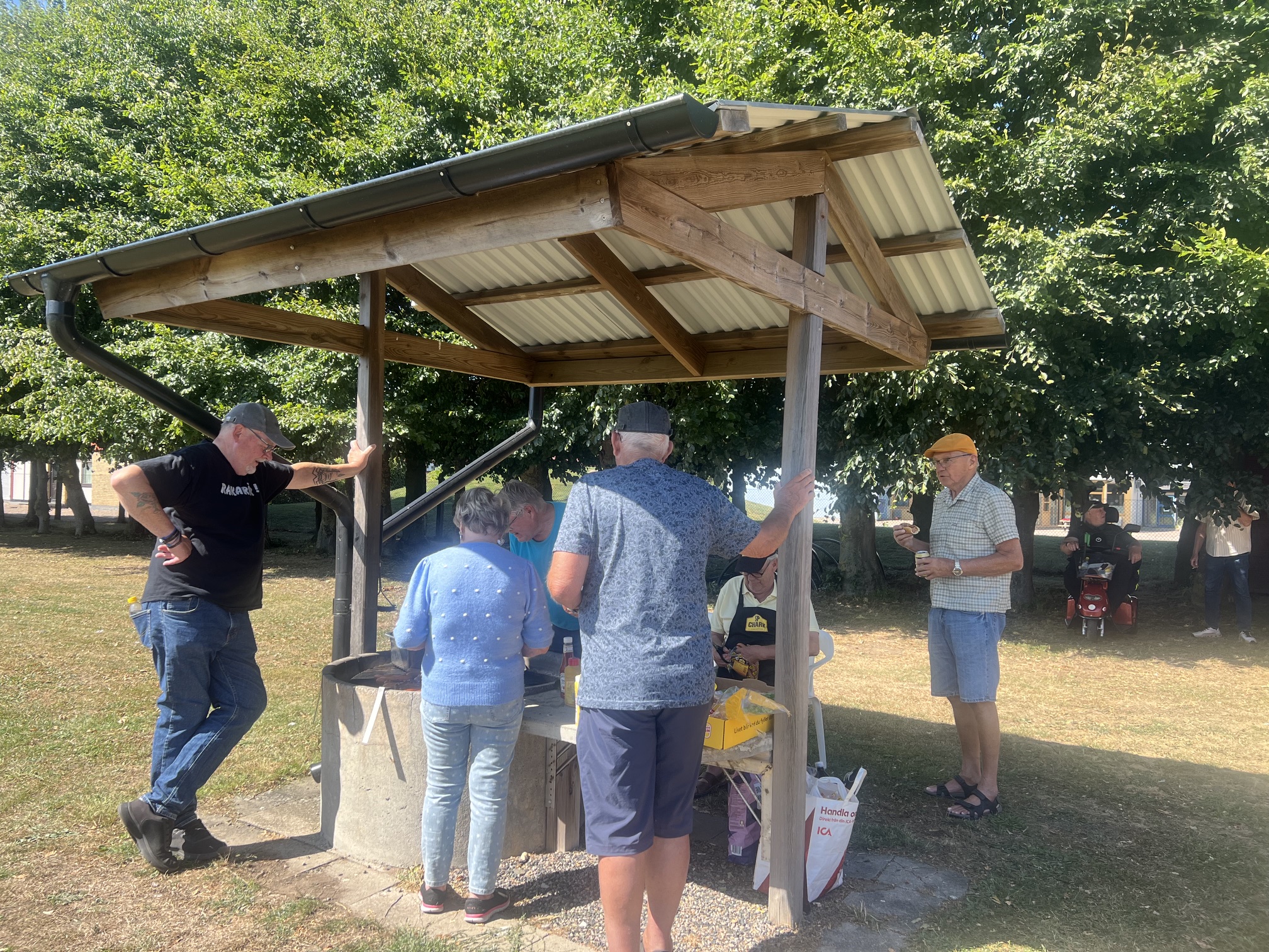 Samling runt grillen