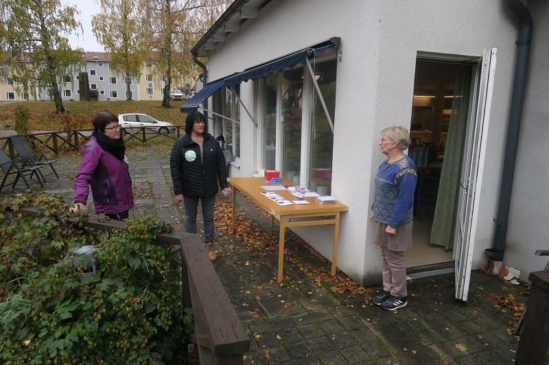 Marita, Kerstin och Ulla plockar fram material vid Hosjögården.