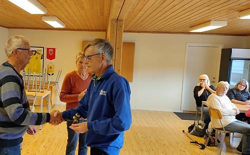 Göran, KM singelmästare herr tackar Bosse för priset.