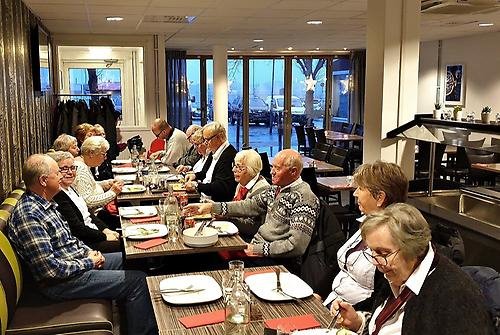 Efter regn och köld i parken var det skönt att samlas i en restaurang vid Rosvikstorg med lövbiff på menyn.