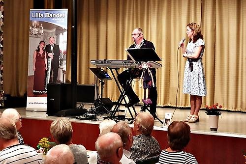 Lilla Bandet från Färgelanda med Johan och Ulrika uppträdde med sång och roliga historier