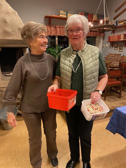 Doris och Birgitta var lottförsäljare