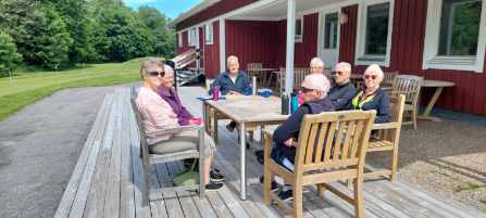 Cykelgruppen som sitter vid ett bord utanför