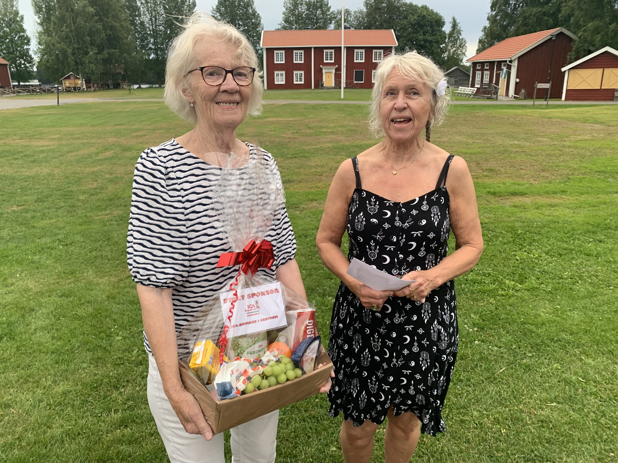 Två kvinnor som vunnit priser.
