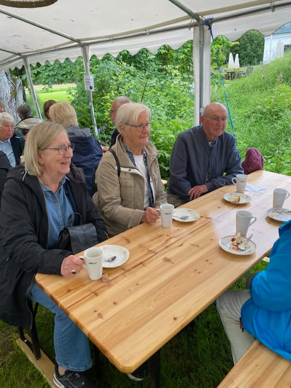 Tre personer dricker kaffe efter lunchen