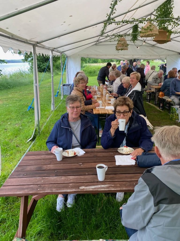 Kaffe och tårta efter lunchen serverat i ett tält