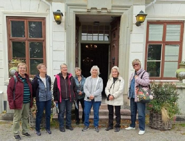 7 damer utanför Kaggeholms slott